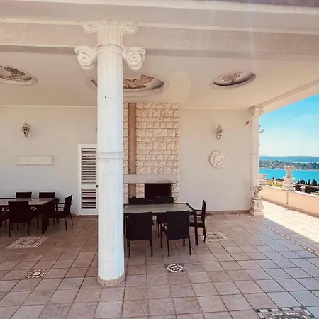 Sunny Villa